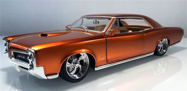 1966 Pontiac GTO Diecast 'Hot Wheels West Coast Customs' (1/18) (fs)