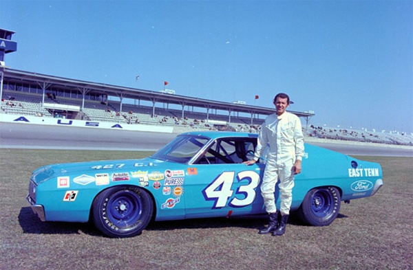 Richard petty 1969 ford talledaga nascar diecast race car #4